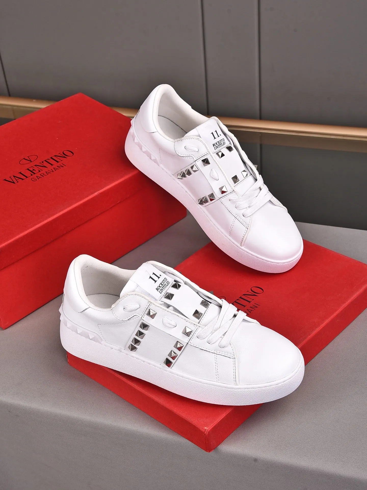 Men's shoes 440💰 (men and women couples) Valentino classic color matching series casual shoes. Made with heavy craftsmanship, good products pay attention to every detail. A must-have trendy item that can be worn all year round, it has been worn by many celebrities and Internet celebrities~~Imported cowhide surface, unique design concept, sheepskin lining, counter quality. Women’s clothing 35-40. Men’s clothing 39-44, 45-46 (returns and exchanges are not supported for custom-made items)